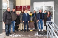 Проводы команды у городской Администрации. Мэр Алексей Третьяков - открытый и готовый к активным действиям.