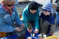 Взрослые и детвора разрисовали эко-сумки и сделали душевные поделки из хлама