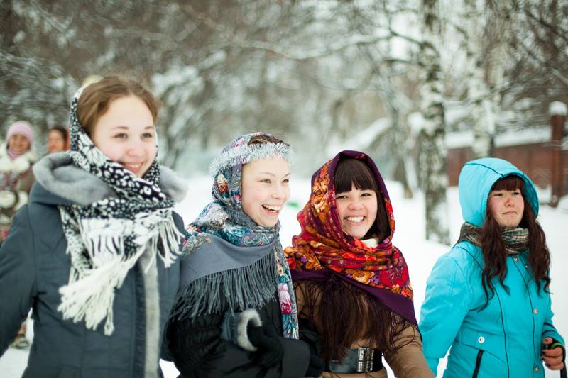 Ижевские красавицы поздравляют прохожих с Новым годом